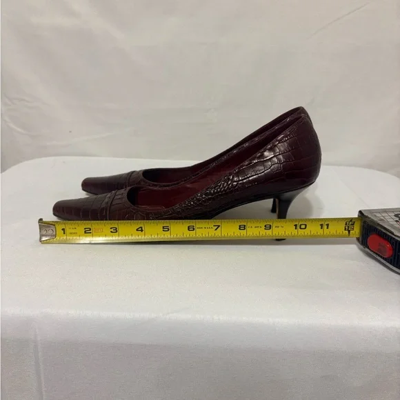 vintage-style brown alligator print pumps - Picture 9 of 11